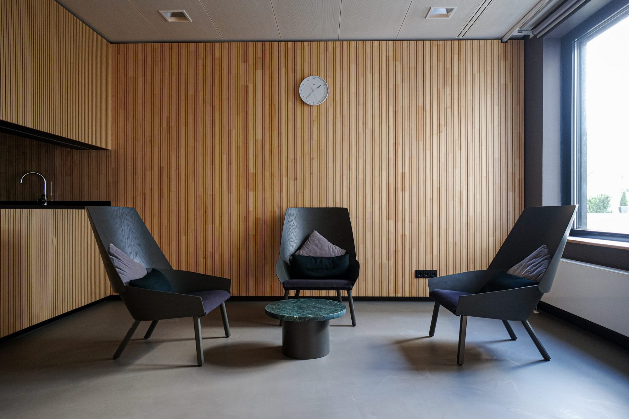 Wartezimmer mit Stühle von Ikea und Kaffeetisch von Bolia designed von Markmus Design für Consorsbank in Nürnberg. Hospitality Gestaltung mit Geschmack. 