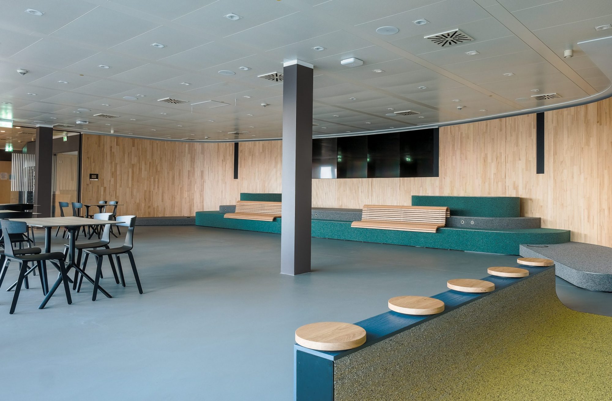 Event und Kantine Raum mit Holz Wandverkleidung, Bank und Sitzplätze für Consorsbank in Nürnberg. Office Design von Markmus Design. 