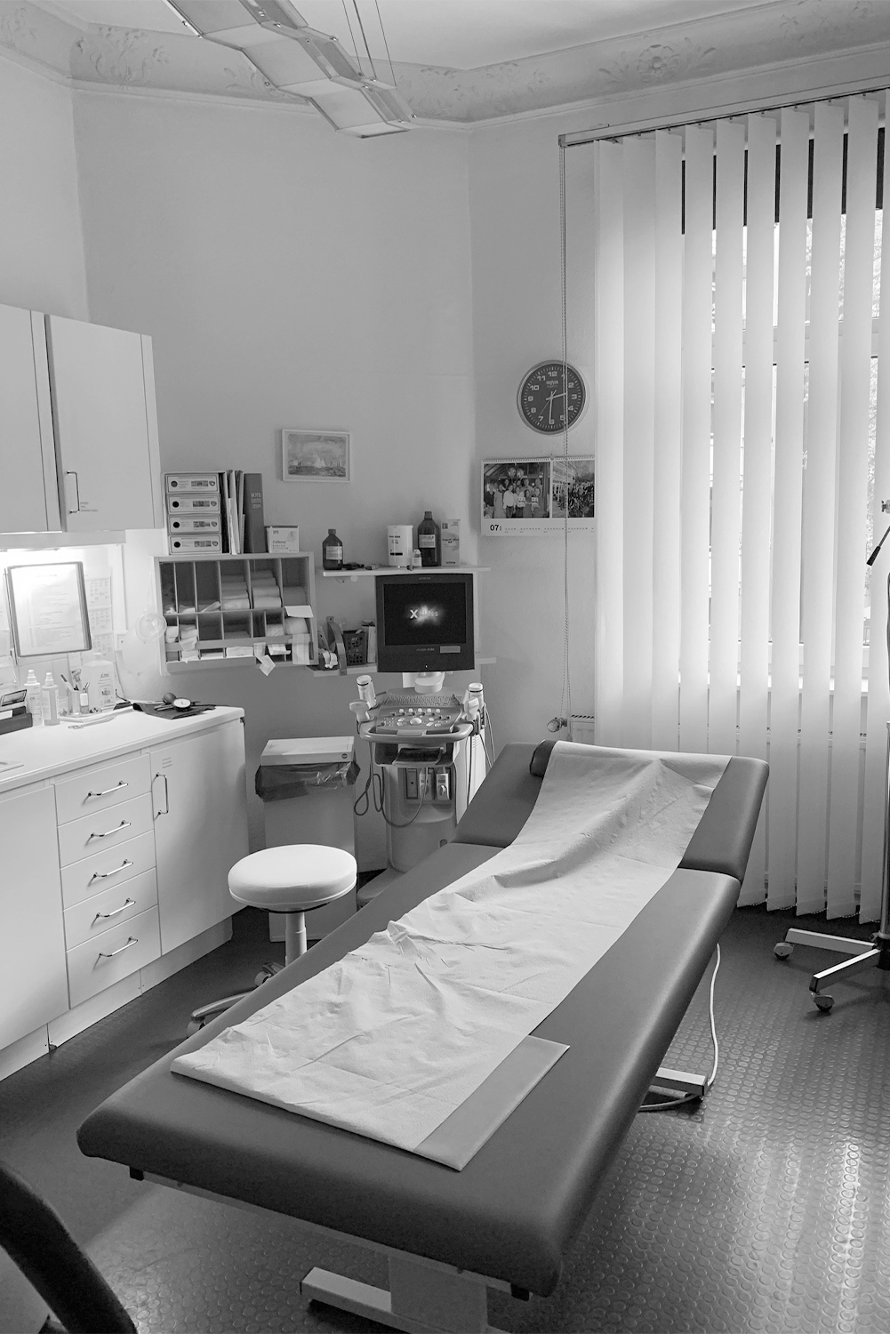 Arztpraxis mit Werkbank, medizinische Instrumente in der Arztpraxis von Dr. Stocker und Dr. Sell in Nürnberg.