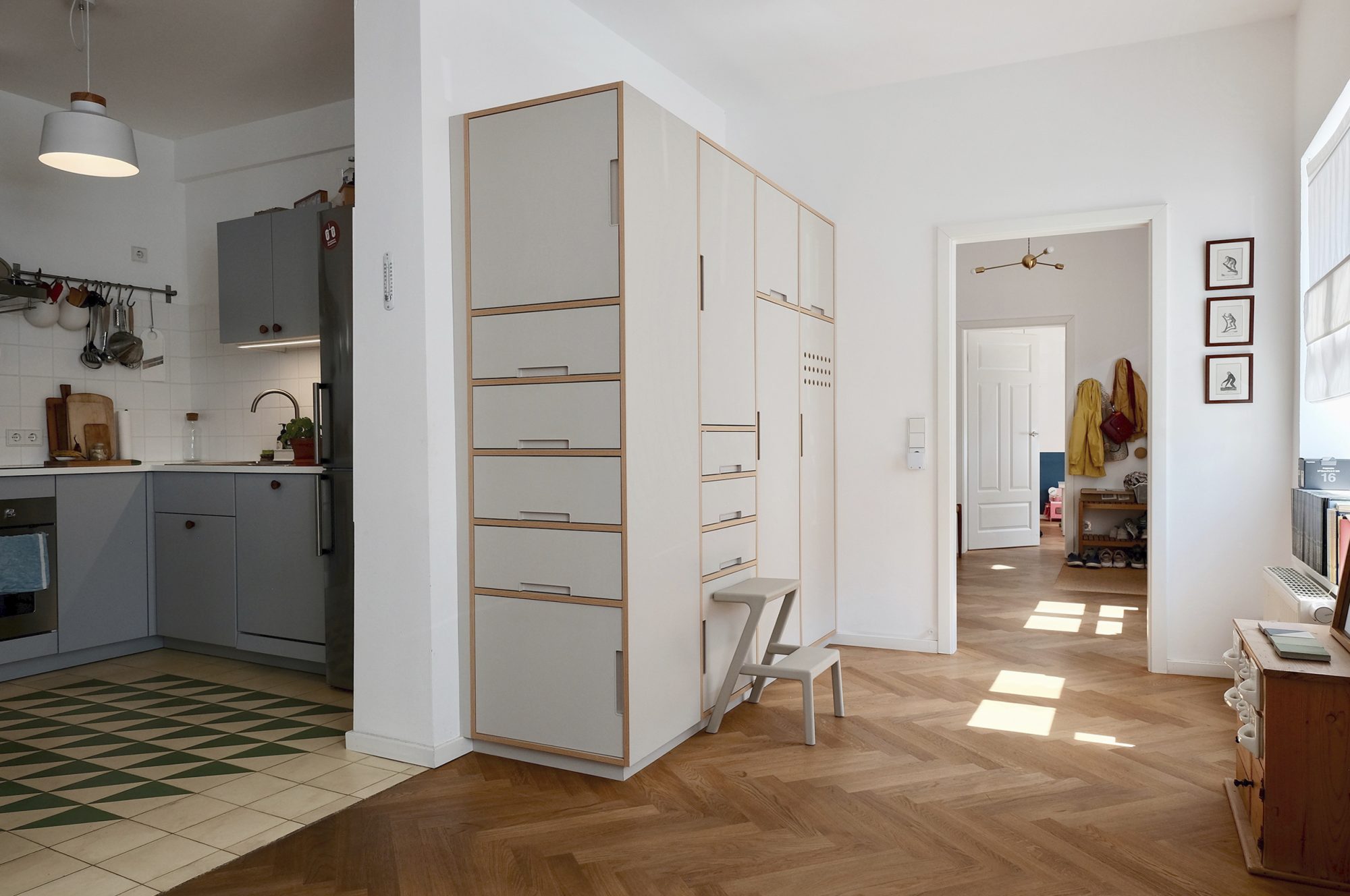 Schrank und Speisekammer in Wohnzimmer von eine Wohnung mit Küche mit Terrazzo Fliesen und Arbeitsplatte von IKEA in Nürnberg. 