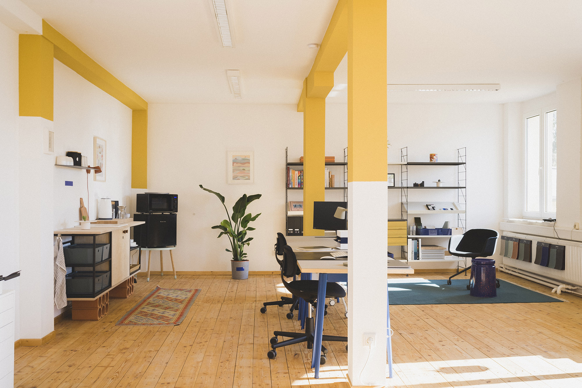 Büros des Designstudios Markmus Design in Fürth, mit modernen, warmen Schreibtischen, Stühlen und Möbeln