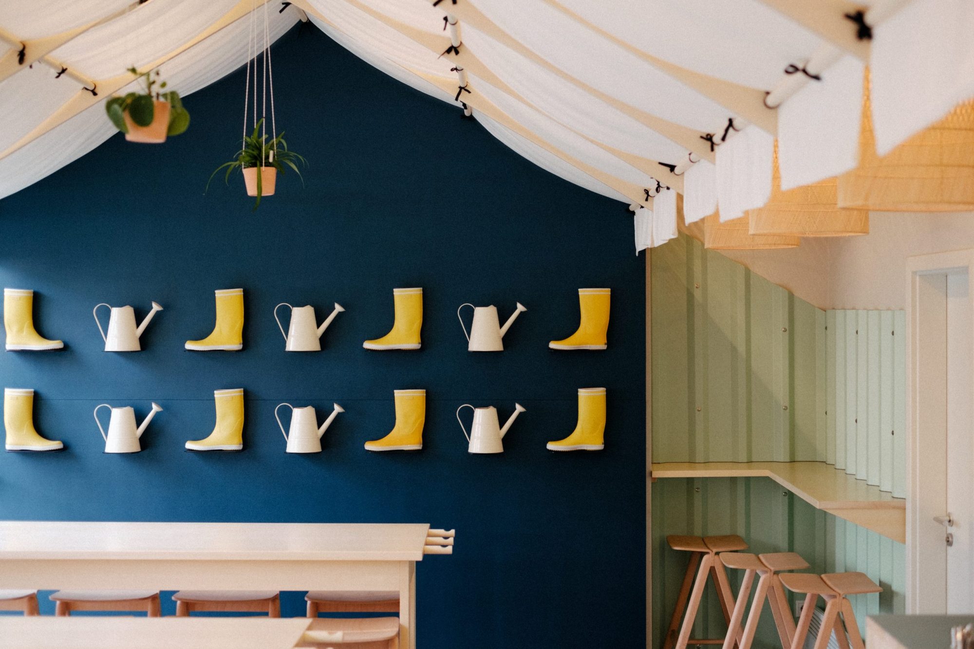 Speisesaal eines modern gestalteten Restaurants mit maßgefertigten Stühlen und Tischen und in schönen Farben in Nürnberg