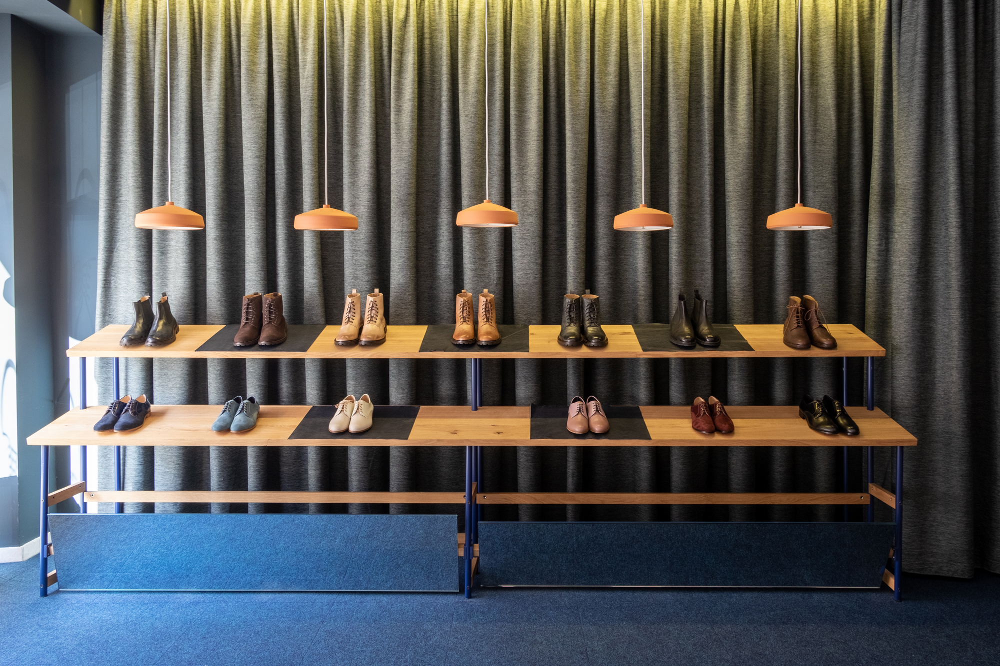 Laden Display mit Schuh, Gardine und Deckenlampen in Terracotta für Kerns Paare in Nürnberg