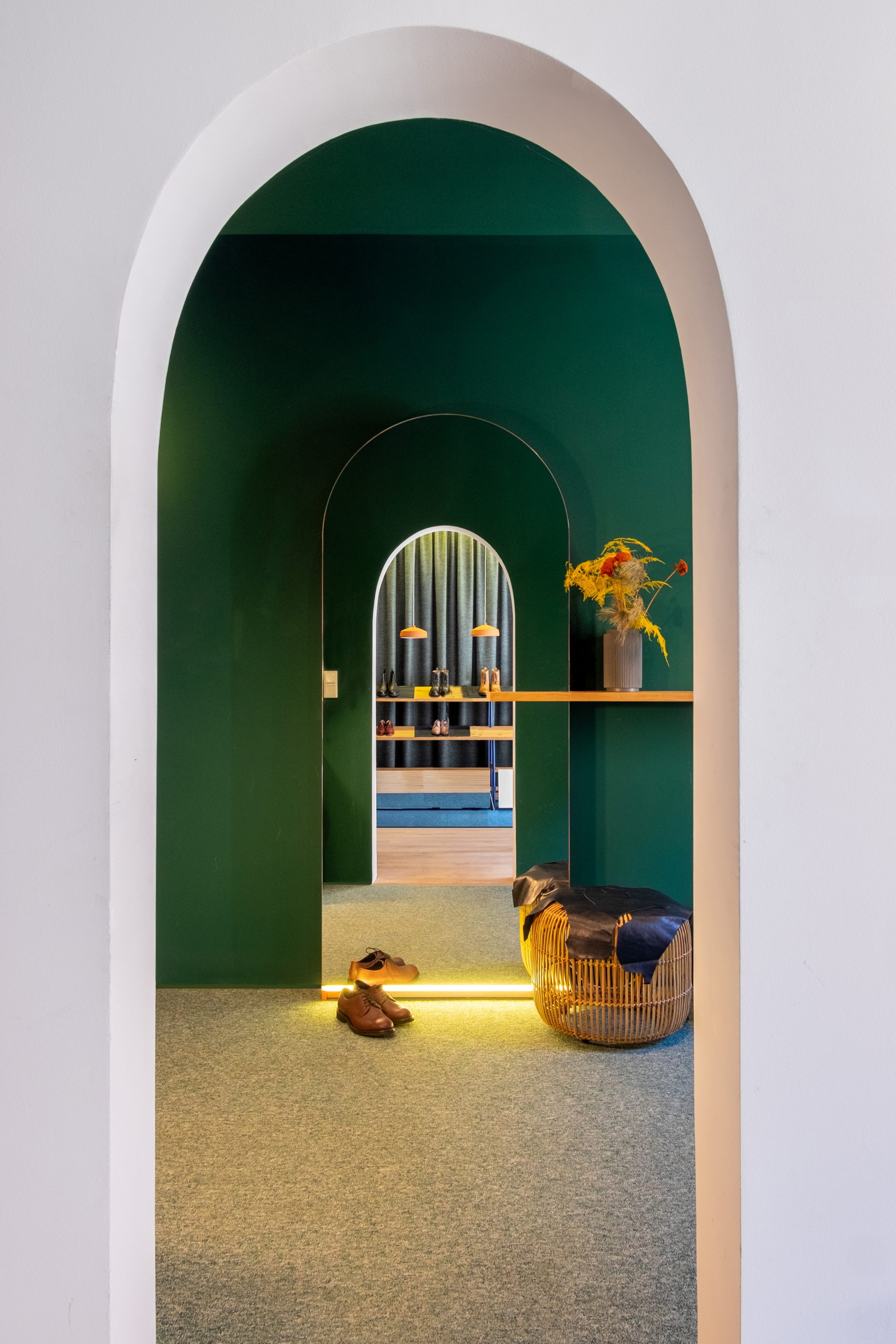 Innenraum eines „Showrooms“ eines Schuhgeschäfts mit Spiegeln und Regalen in Design und professioneller Beleuchtung