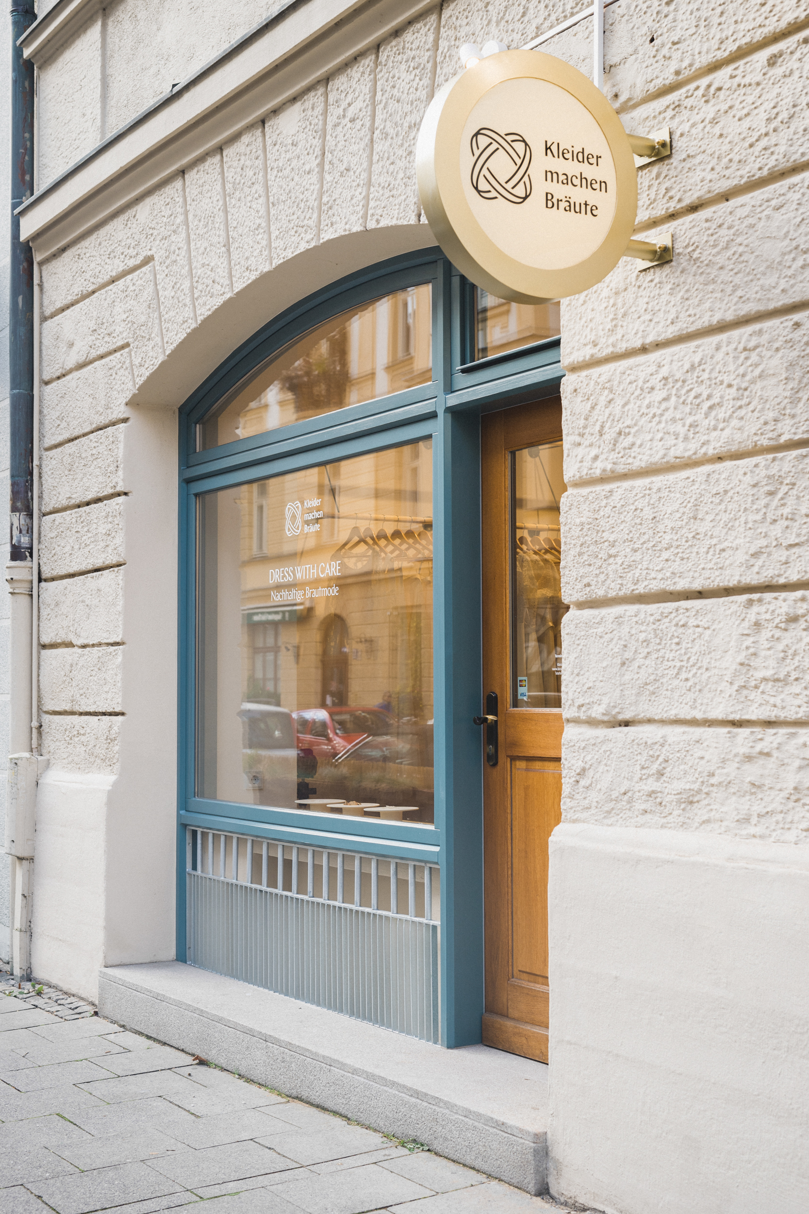 Fassade eines Brautmodengeschäftes der Marke Kleider machen Bräute mit Schaufenster und Schild mit ihrem Corporate Design in München.