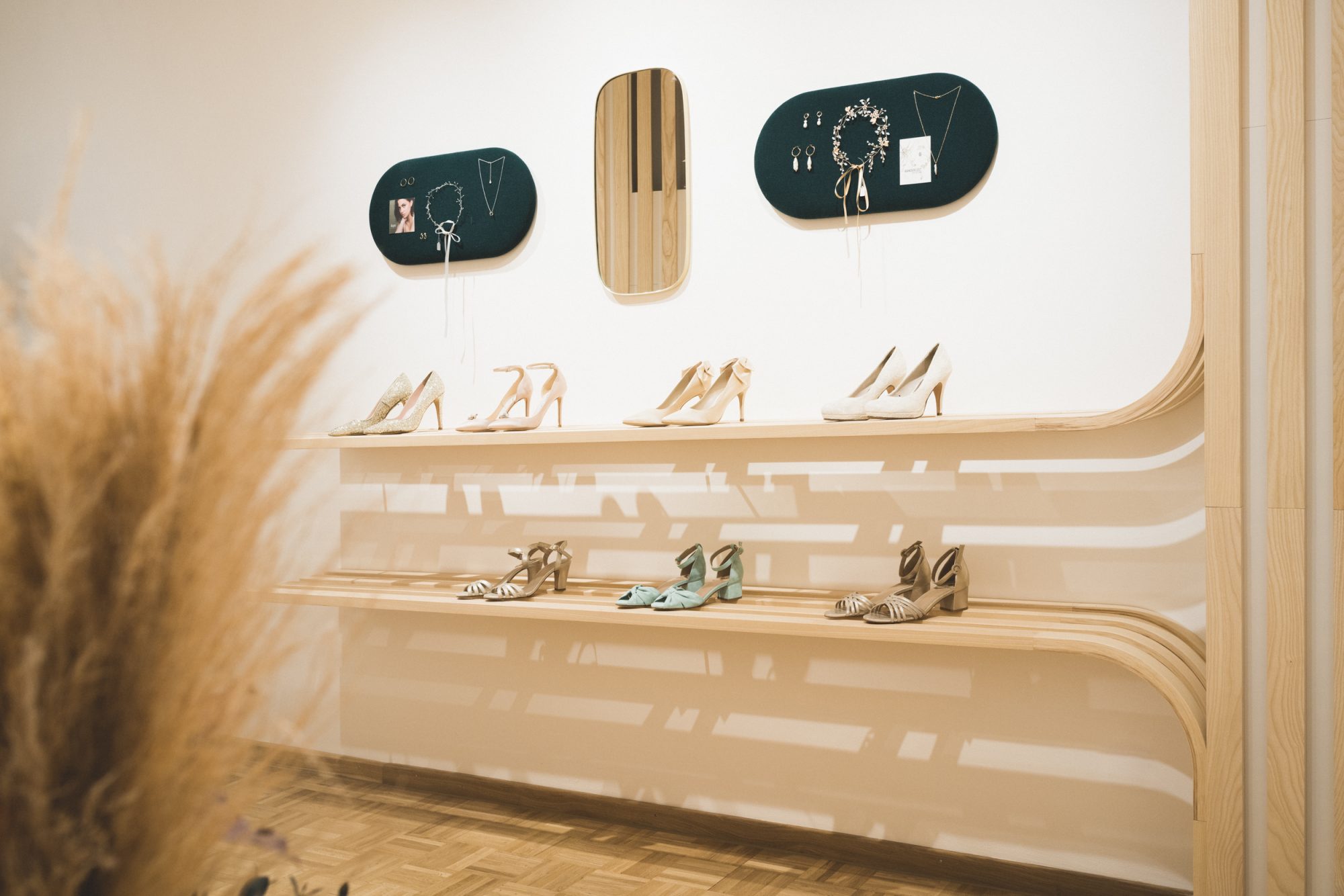 Display für Schuhe und Accessoires einer Brautkleidmarke in einem Showroom in München. 