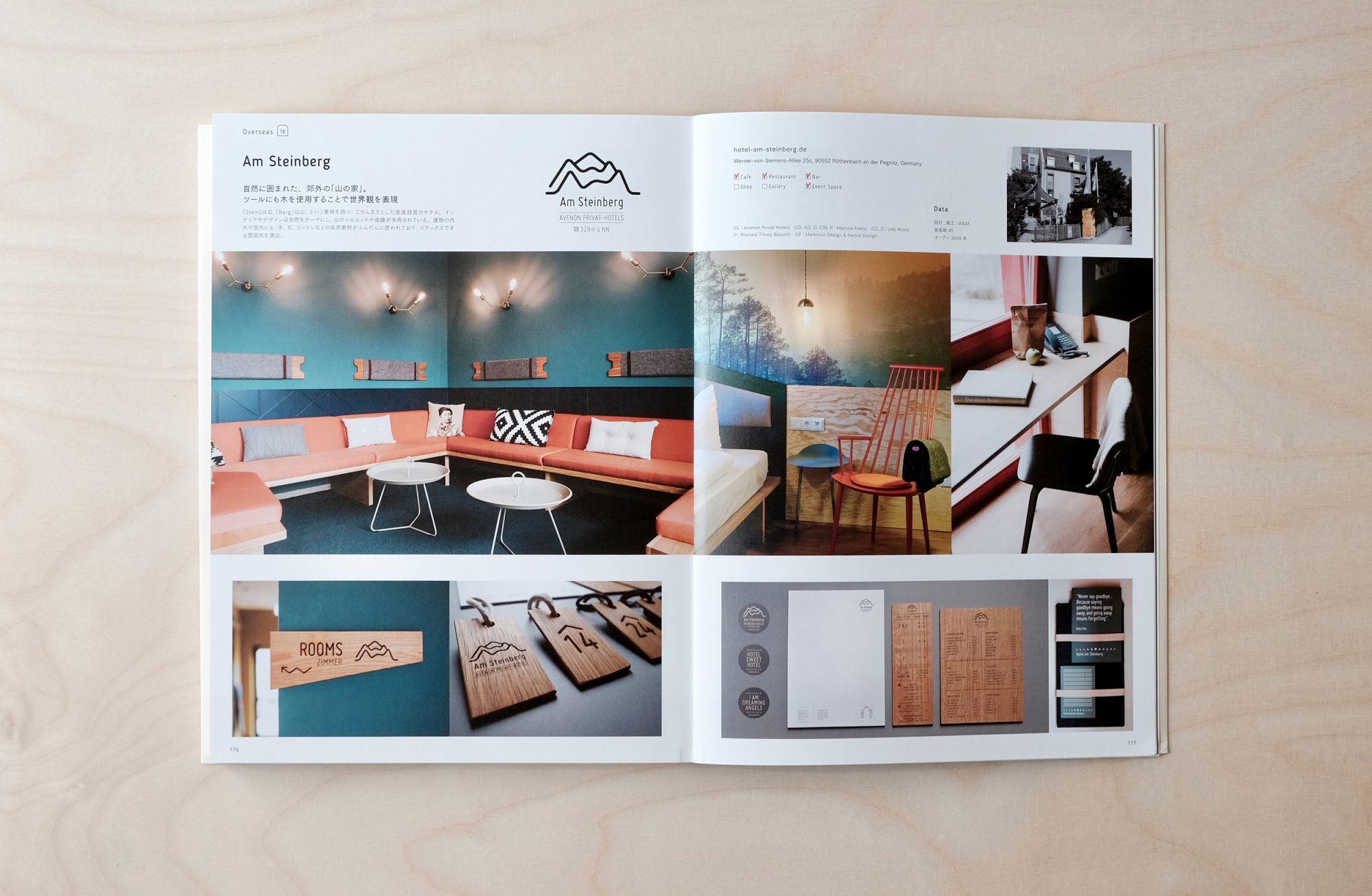 Aufgeschlagenes Designbuch mit Bildern von einem Hotel in Nürnberg mit Designmöbeln. 