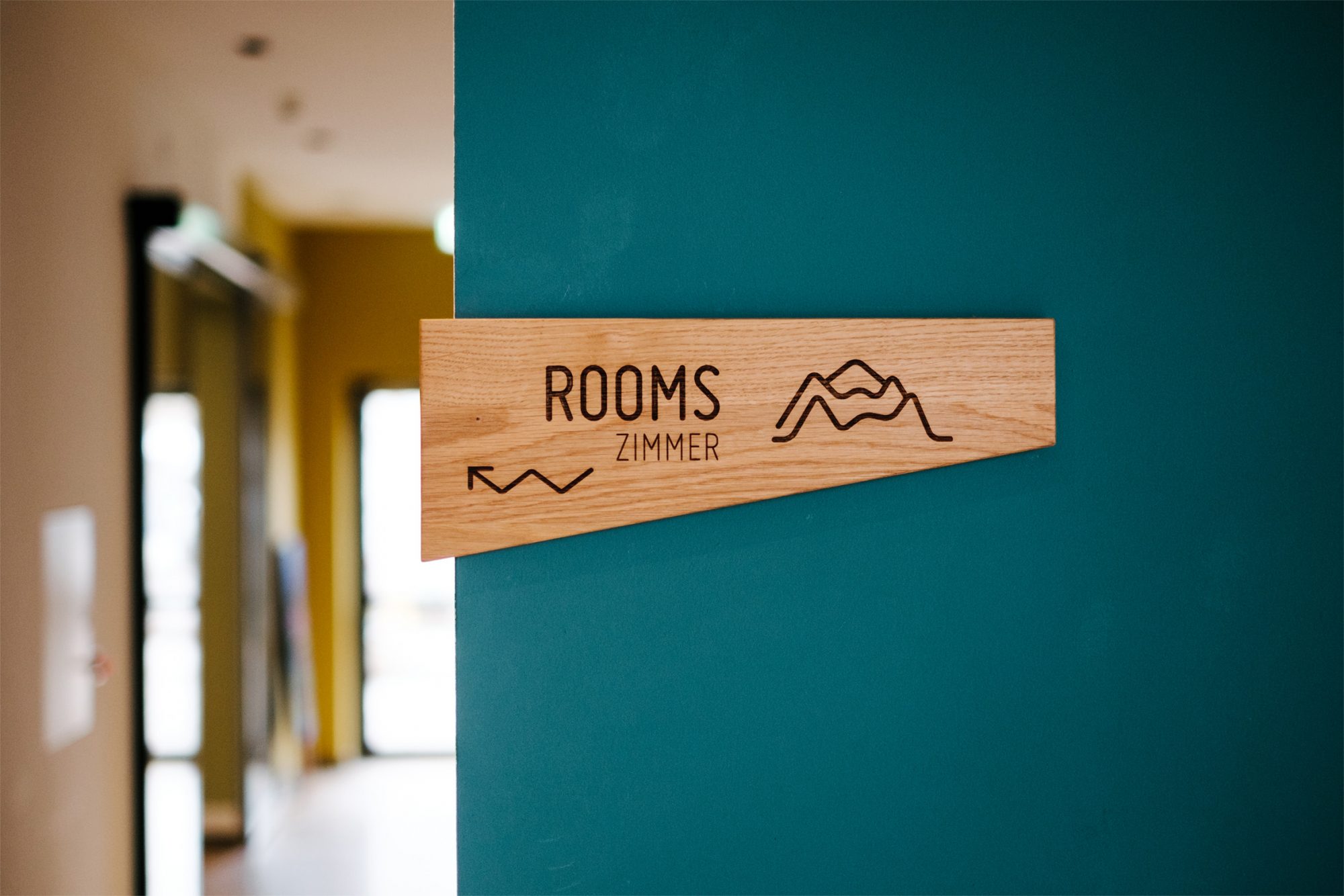 Hotel EIngang  mit Zimmer Schild im Holz und Corporate Identity Design von Markmus Design in Nürnberg und Fürth