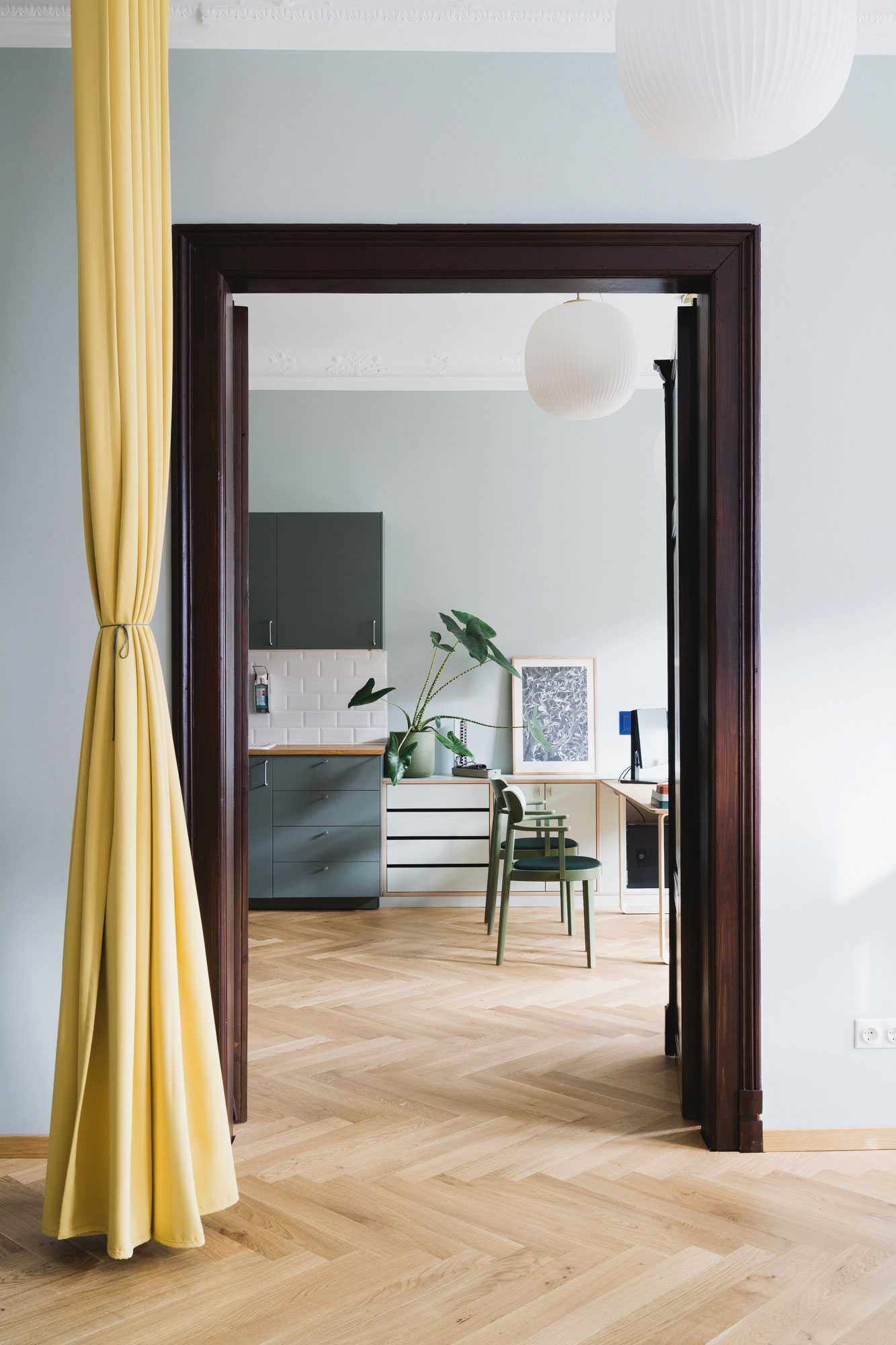Praxis mit Regalen und Möbeln renoviert mit skandinavischen Marken wie Muuto, Bolia, Carl Hansen oder Hübsch Interior