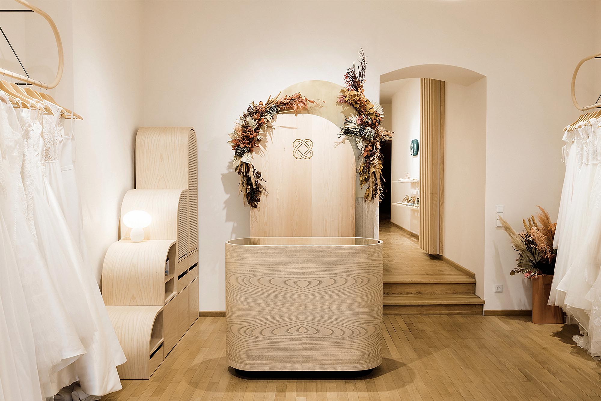 Gestaltung eines Brautmodengeschäftes in München mit Holz- und Metalltheke und handgefertigten Design- und Dekorationsmöbeln. 