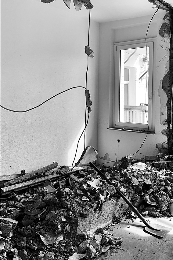 Trümmer und Abriss der Wände einer Wohnung in der Stadt Nürnberg. 